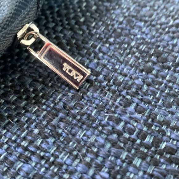 Small Tumi zip top - Picture 5 of 10